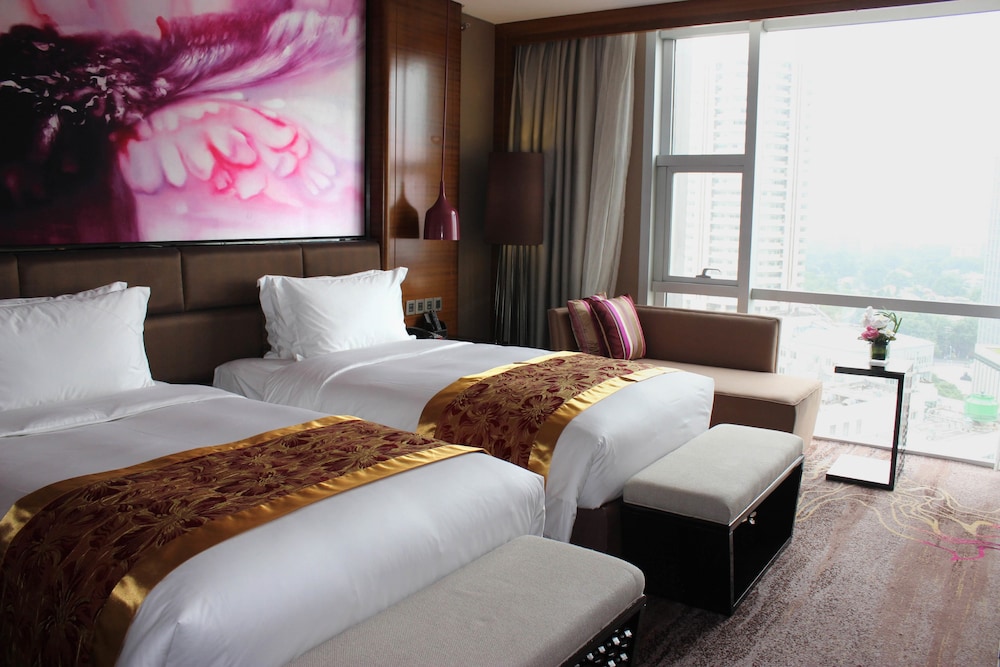 SUPERIOR, TWIN BEDS, CITY VIEW