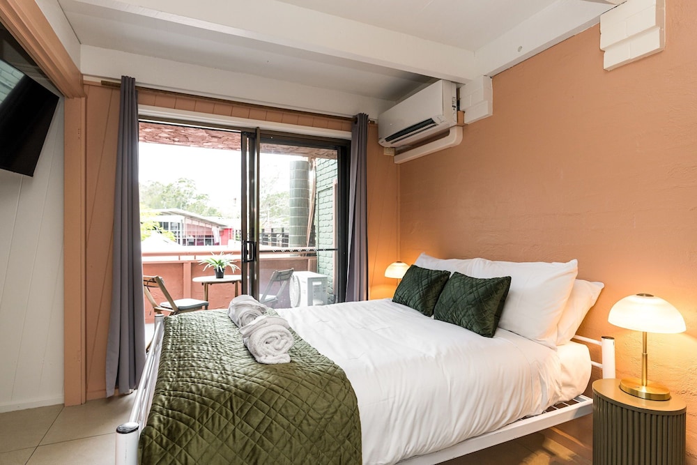 ROOM, DOUBLE BED, SHARED BATHROOM