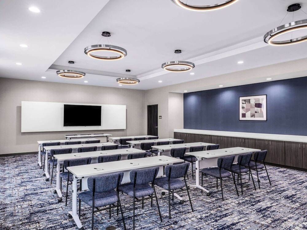 La Quinta Inn and Suites by Wyndham Chelsea 23/35
