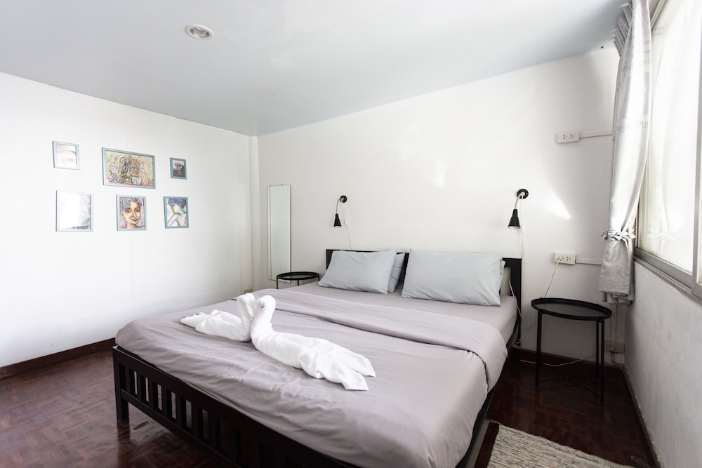 STANDARD, KING BED, GARDEN VIEW, SHARED BATHROOM