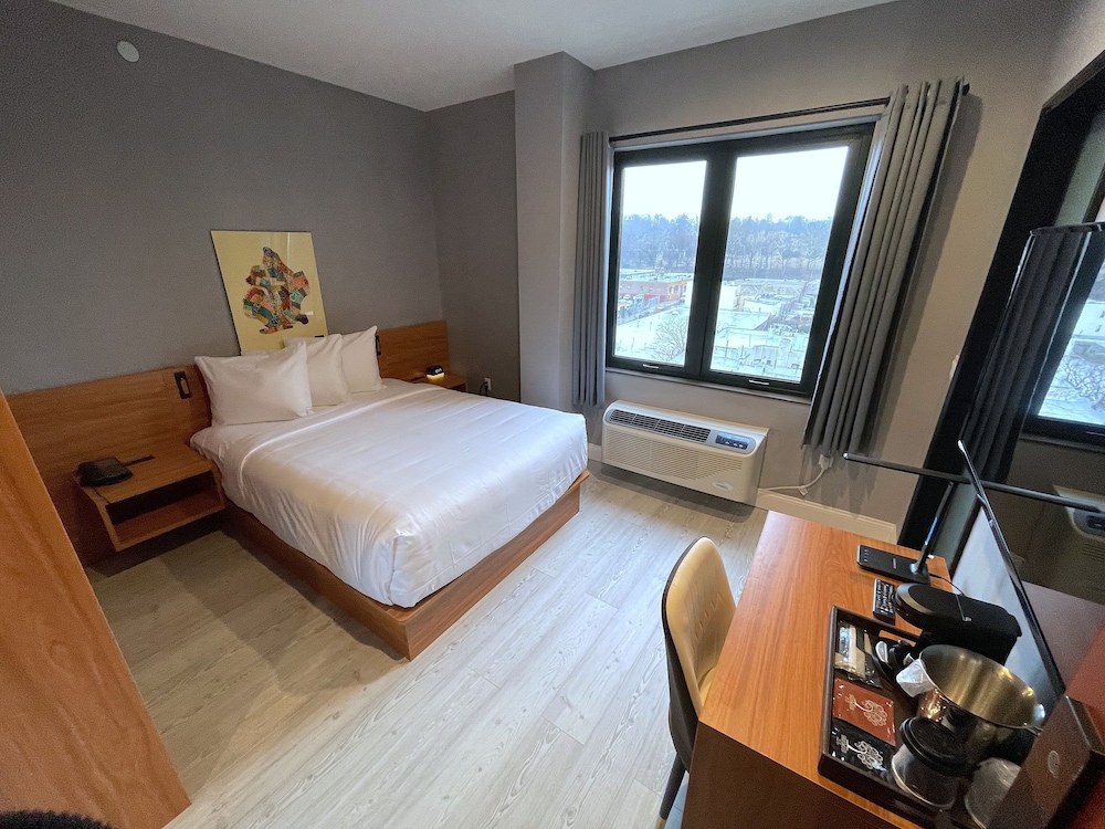 STANDARD, KING BED, ACCESSIBLE