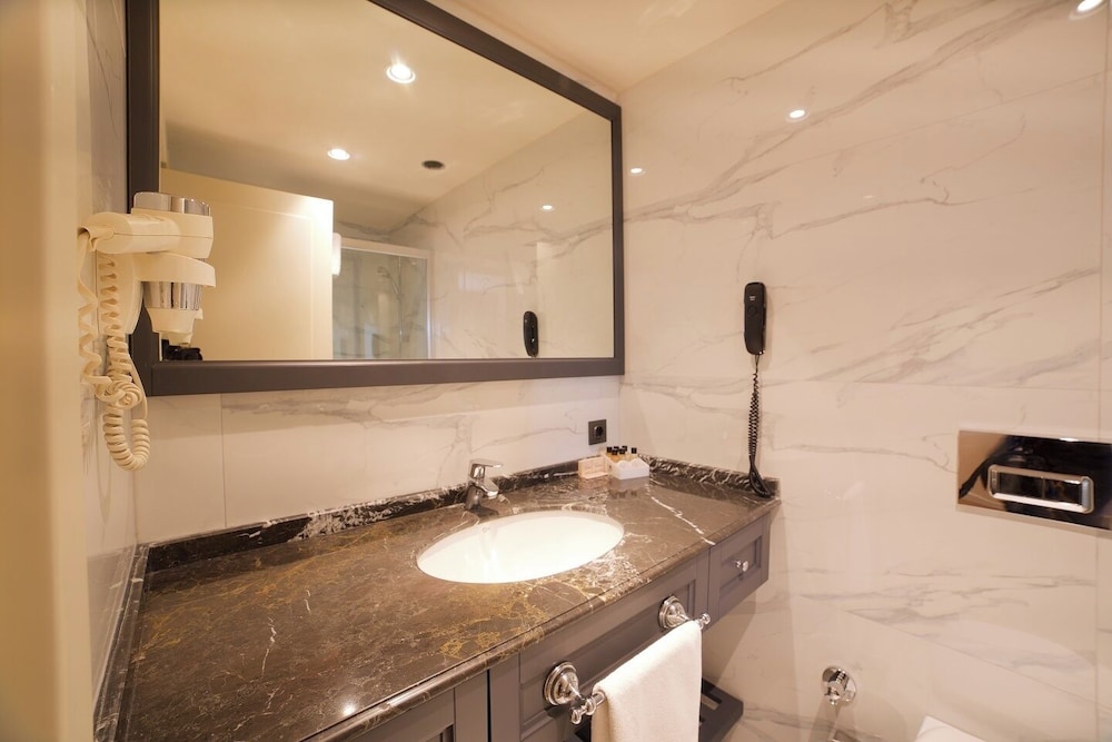 Deluxe, King Bed, Balcony, Icon Hotel Taksim 3/4