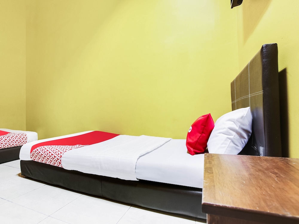 OYO 89406 Lucky Budget Hotel 12/21