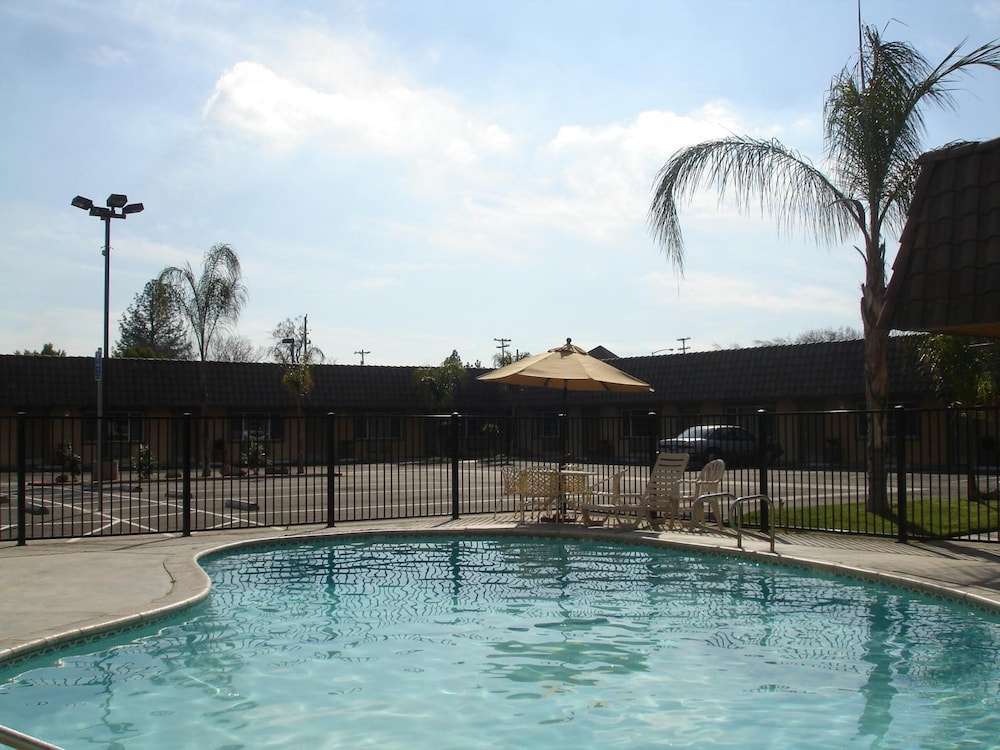 Rodeo Lodge (ex Americas Best Value Inn and Suites-Clovis/Fresno) 6/59