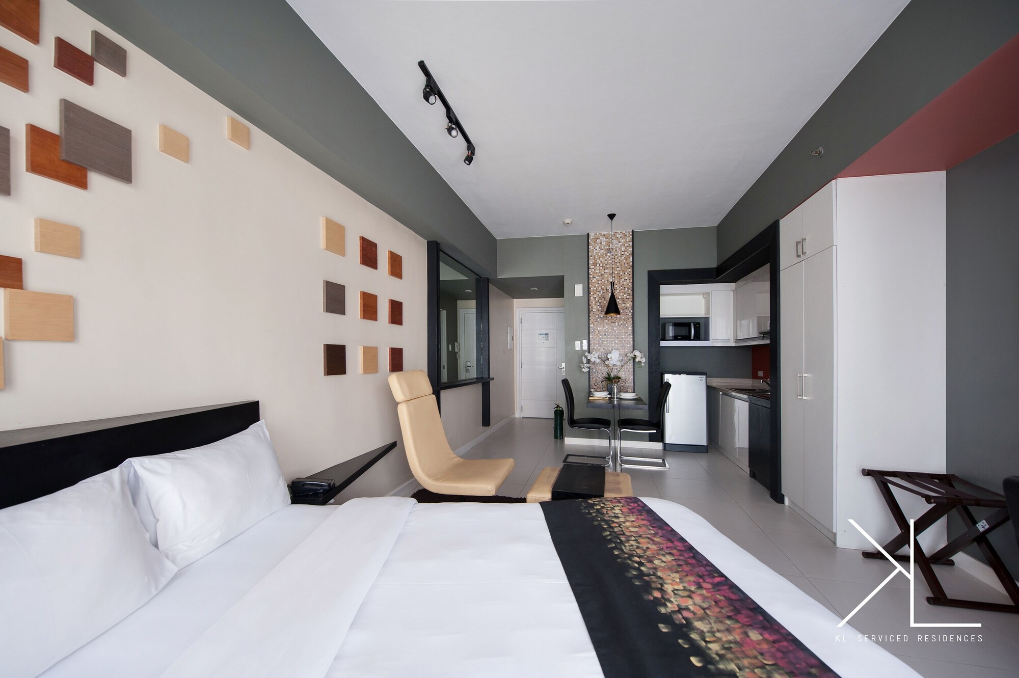 PREMIER, STUDIO, QUEEN BED