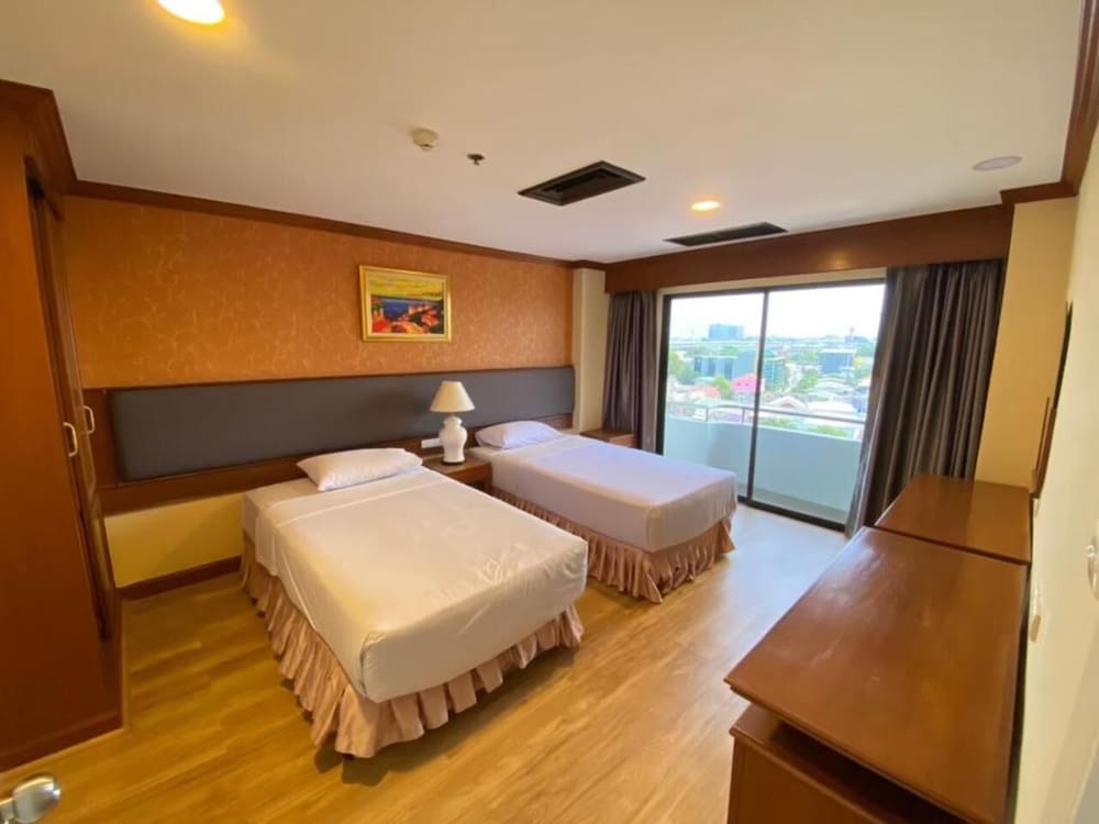 DELUXE, TWIN BEDS