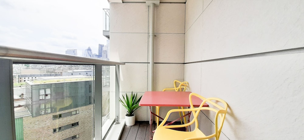 Avant Garde Apartments By Squa.Re 7/43