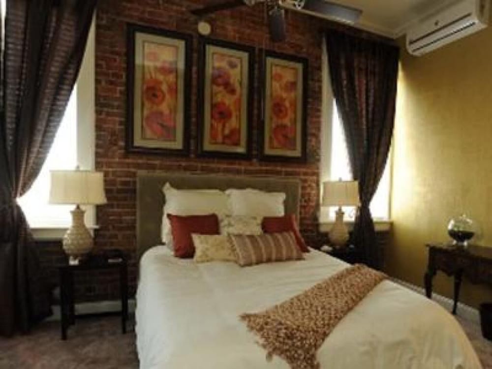 Hamilton House Inn 3/28