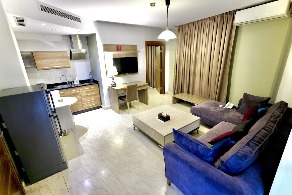 DELORA HOTEL AND SUITES 40/65