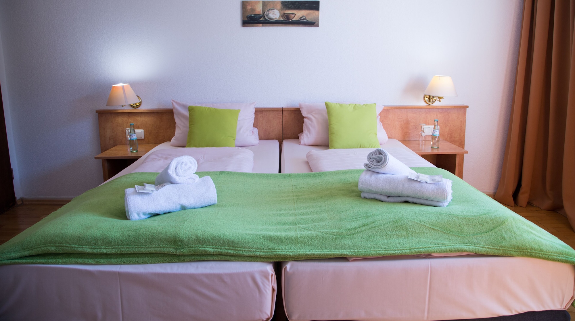 ROOM, DOUBLE OR TWIN BED