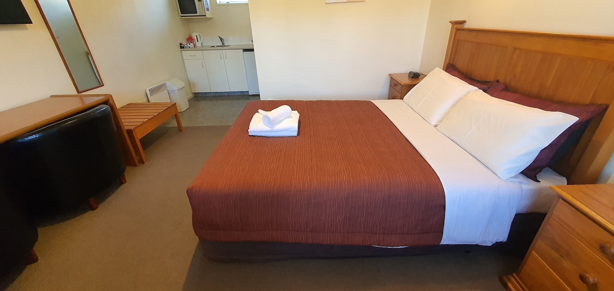 STUDIO, QUEEN BED, JETTED TUB
