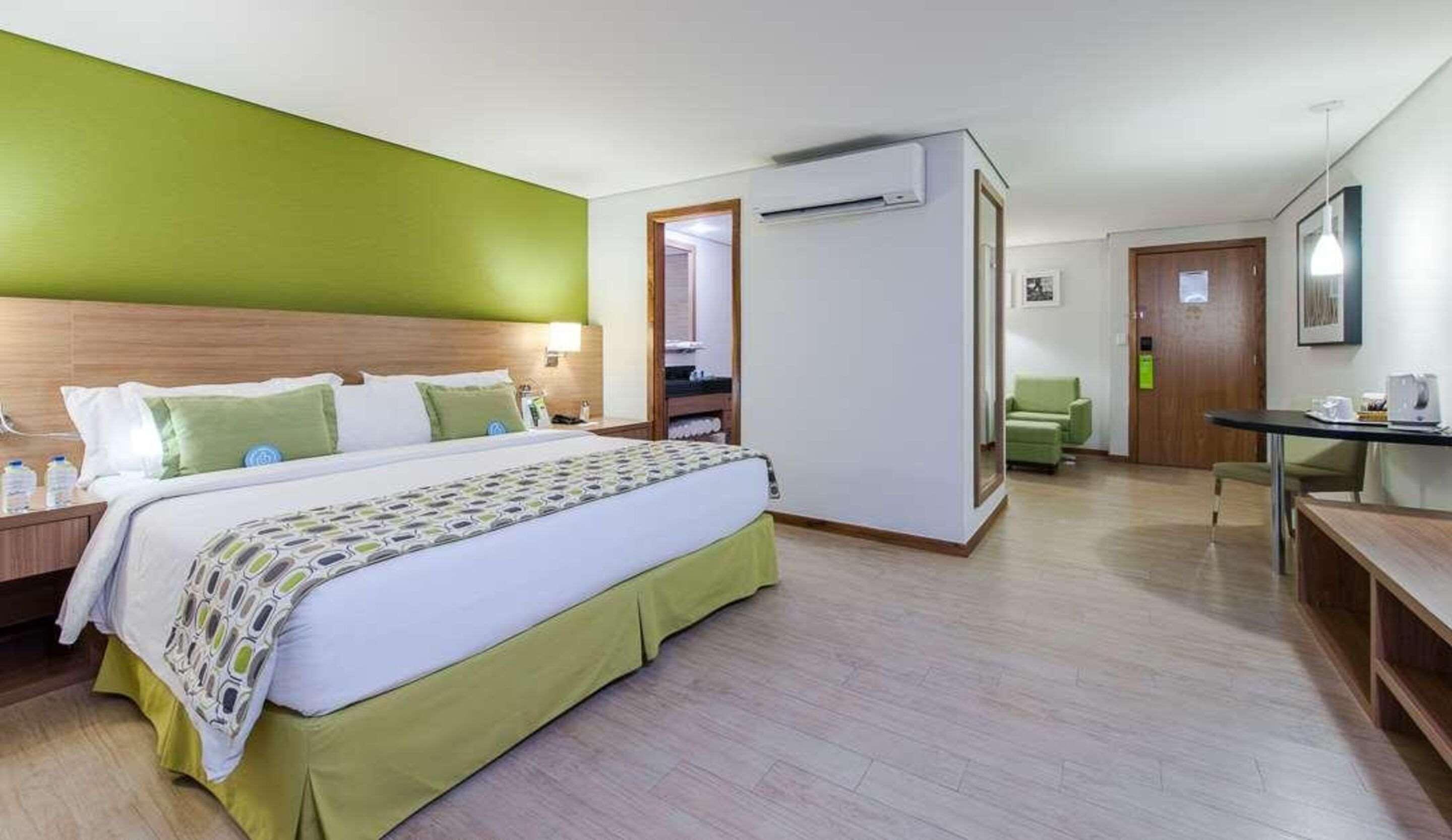 ROOM, KING BED