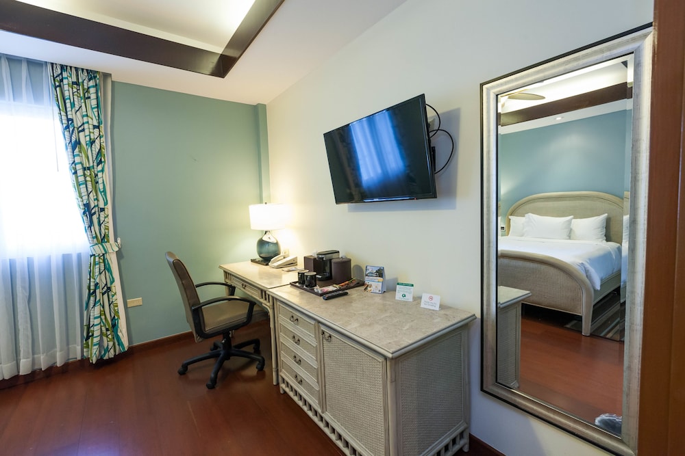 Surfrider Resort Hotel 66/79