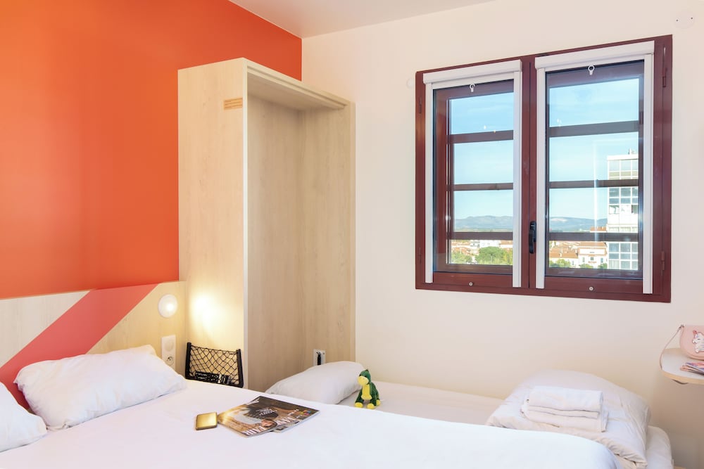 ROOM, TRIPLE, MURPHY BED