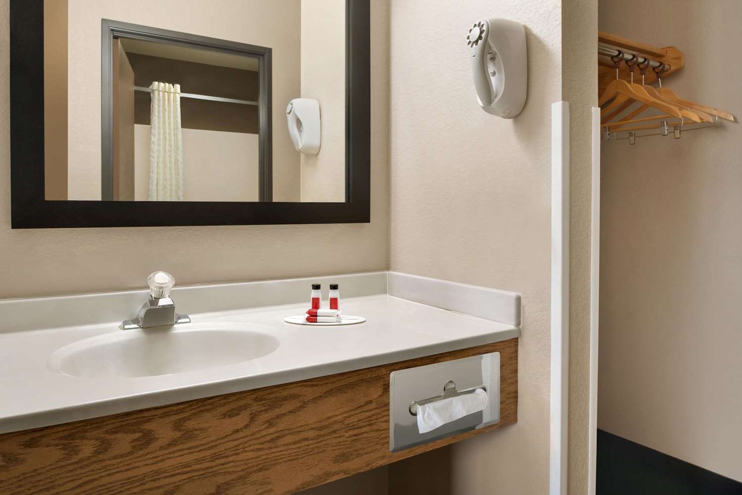 Super 8 by Wyndham Akron S/Green/Uniontown OH 54/57