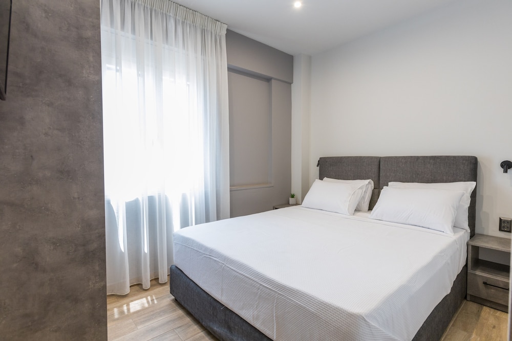 PREMIUM, SUITE, QUEEN BED, SOFA