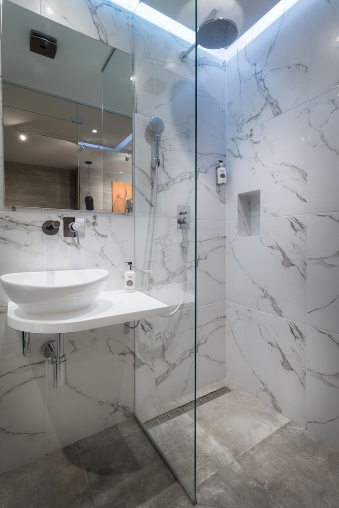 Level Luxury Suites 49/55