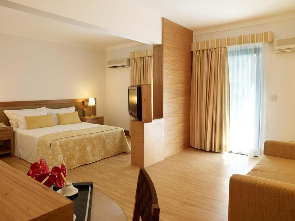 SUPERIOR, STUDIO, SUITE, QUEEN BED