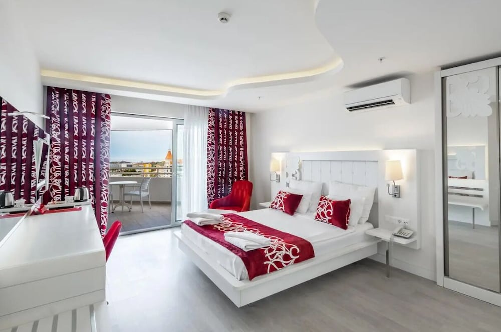 Laguna Beach Alya Resort & SPA 10/50
