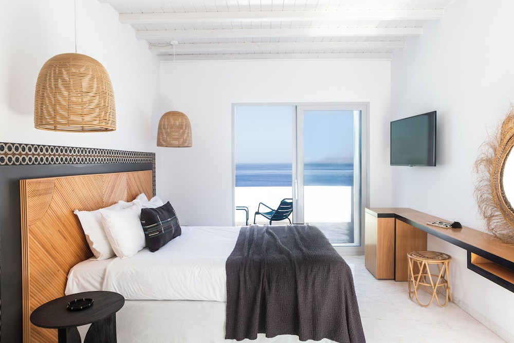 2 Bedrooms, Master, Suite, 2 Queen Beds, Sea View, Outdoor Jetted Tub, Sofa