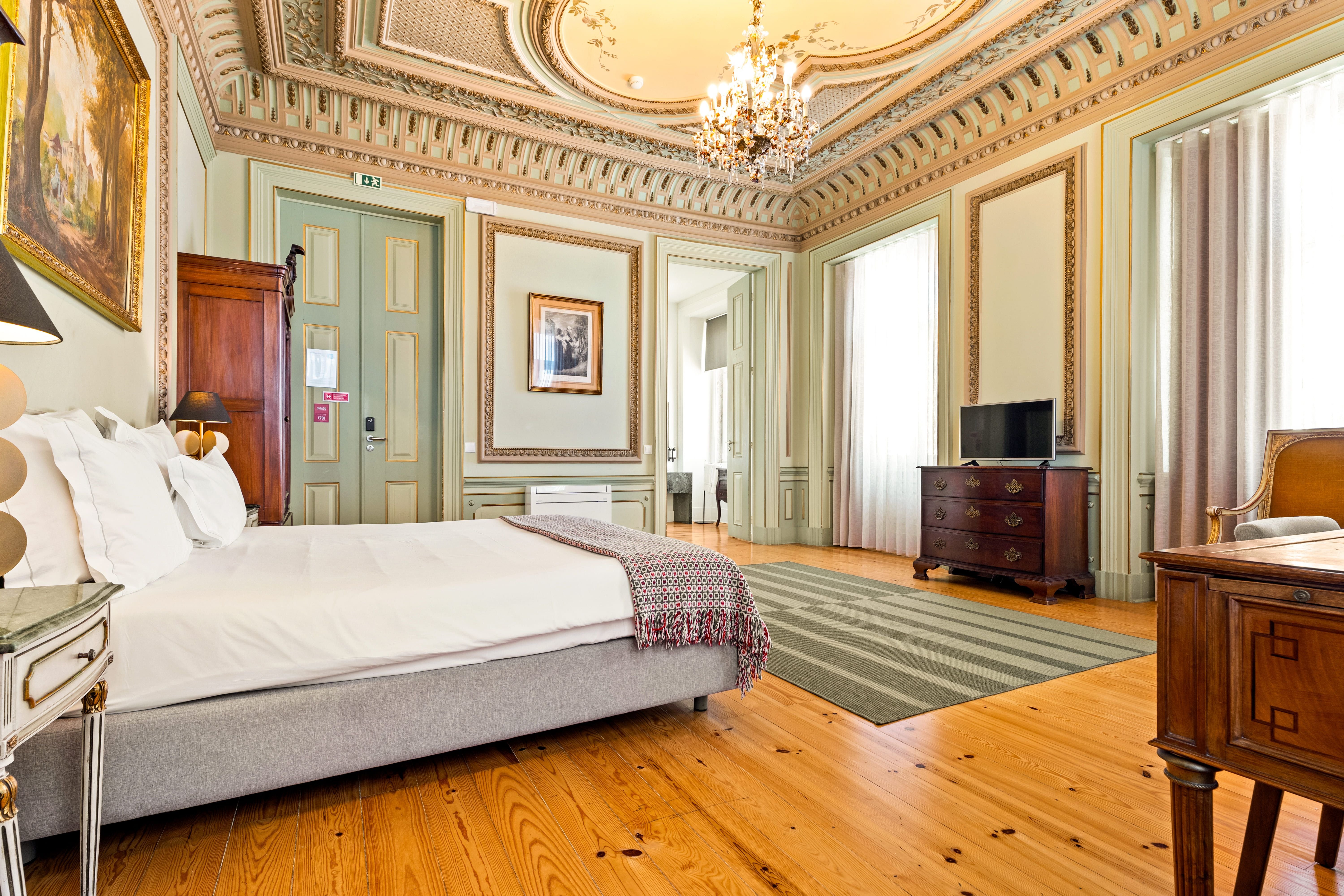 SIGNATURE, SUITE