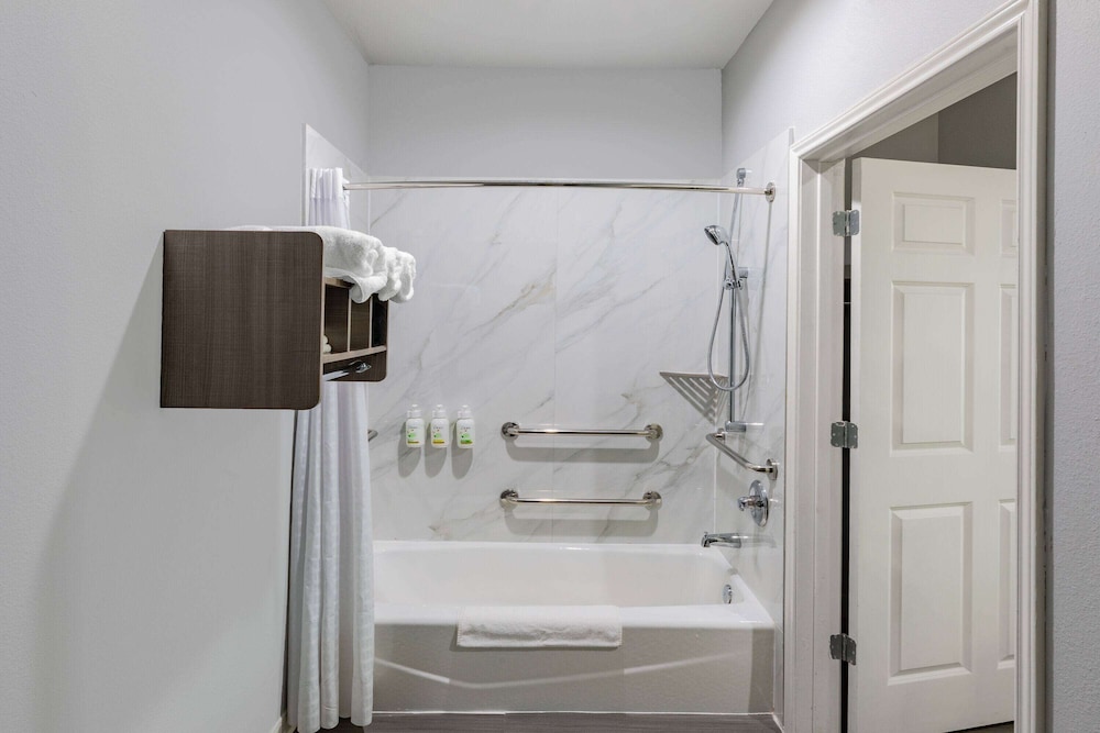 Baymont by Wyndham Freeport Texas 48/50