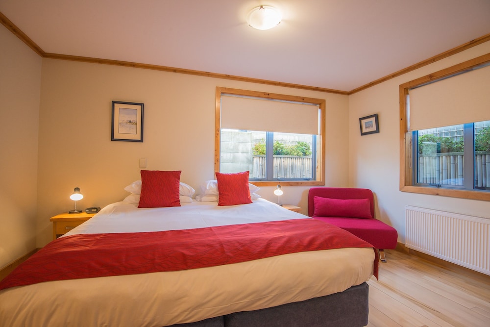 ROOM, KING BED, NO BALCONY OR PATIO