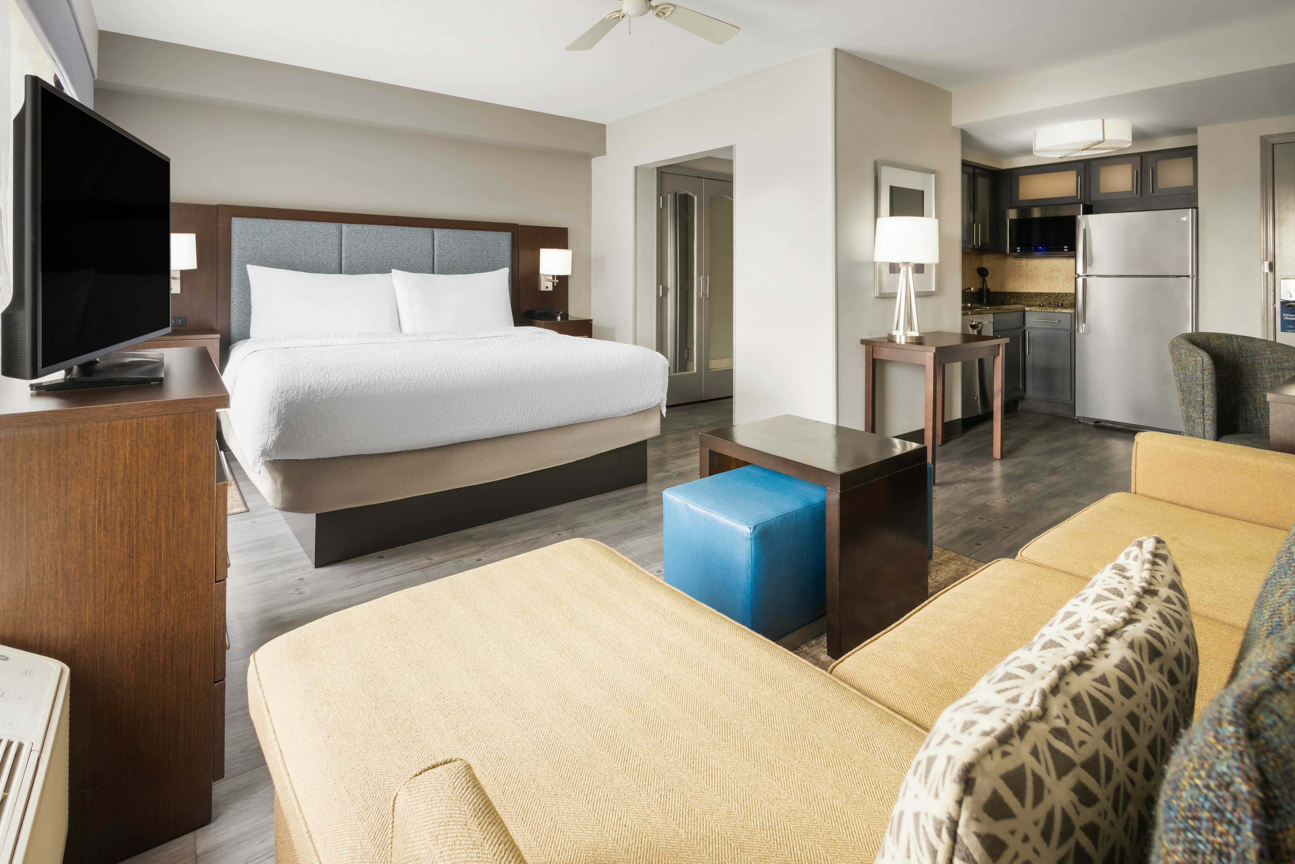 STUDIO, SUITE, KING BED