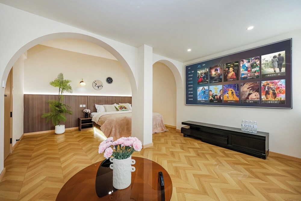 Baihong Riverview Drone Show Apartment 5/50