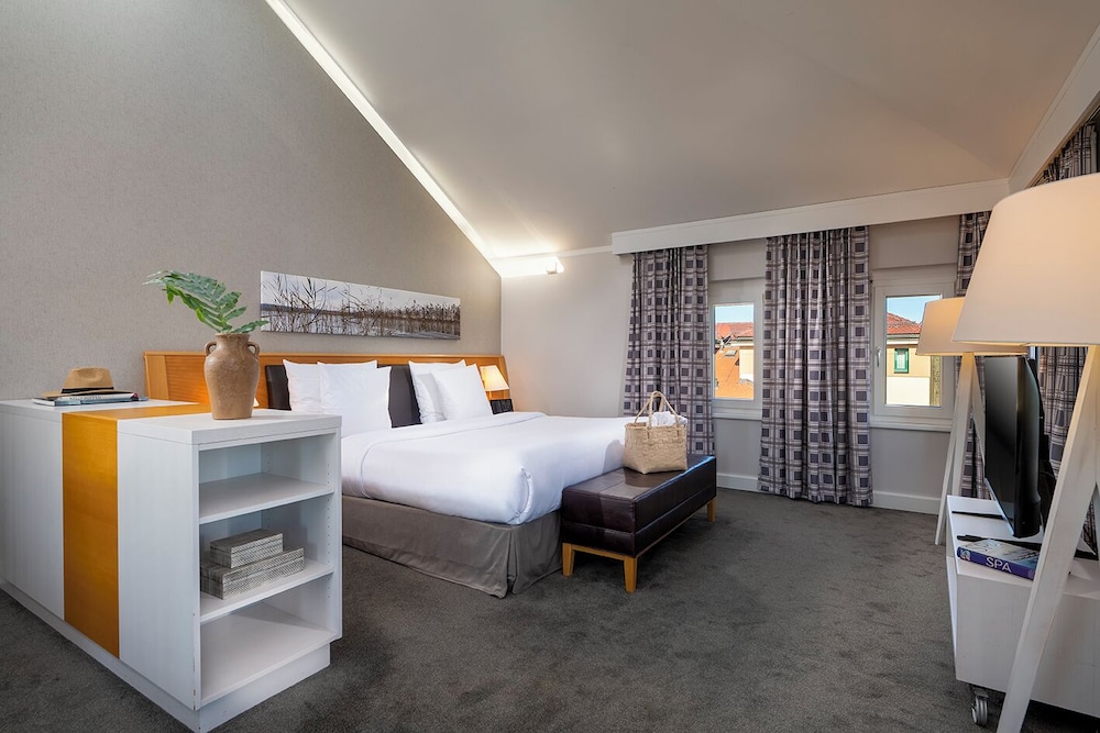 Tower, Suite, Queen Bed, Sofa