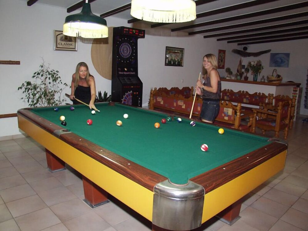 Sandys Studios Apartments And Log Villas 14/46