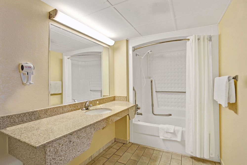 Days Inn by Wyndham Clarksville TN 26/53