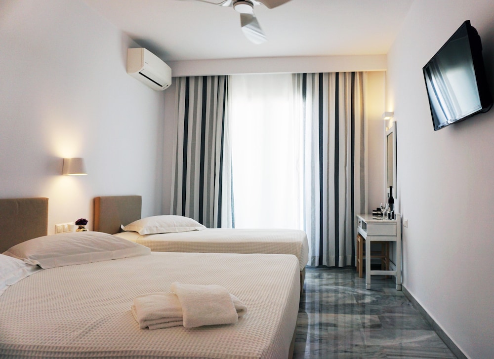Polos Hotel Paros 19/90