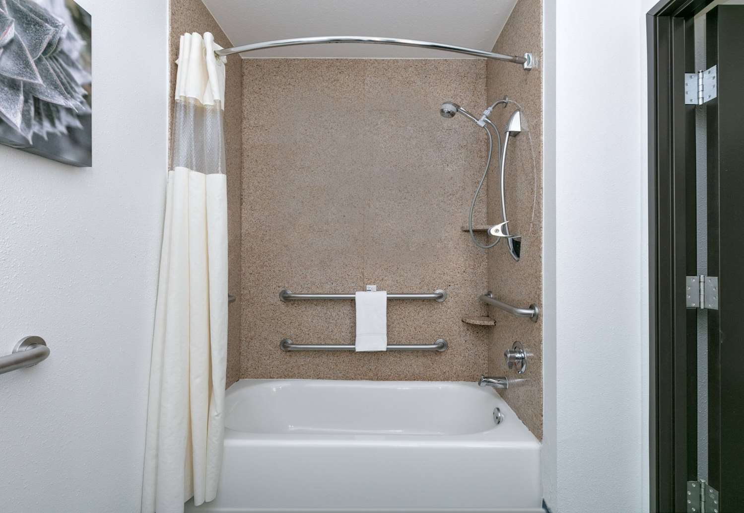 La Quinta Inn & Suites by Wyndham Fort Worth NE Mall 51/52