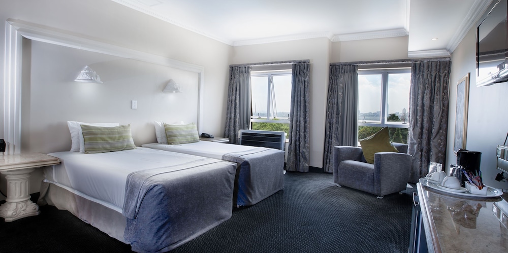 DELUXE, TWIN BEDS