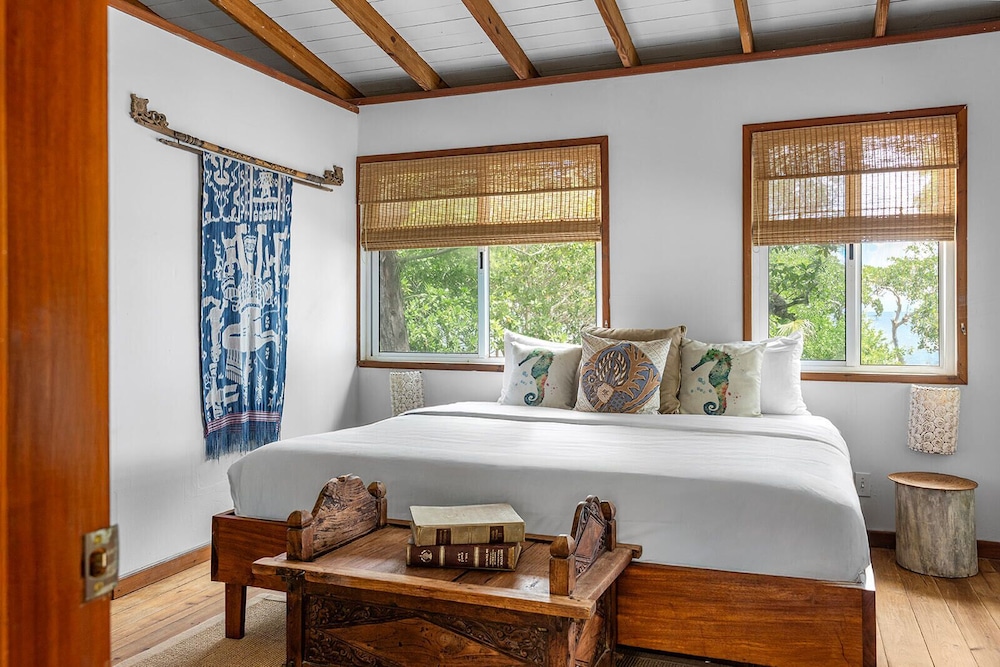 Coral Caye, King Bed, 3 Queen Beds