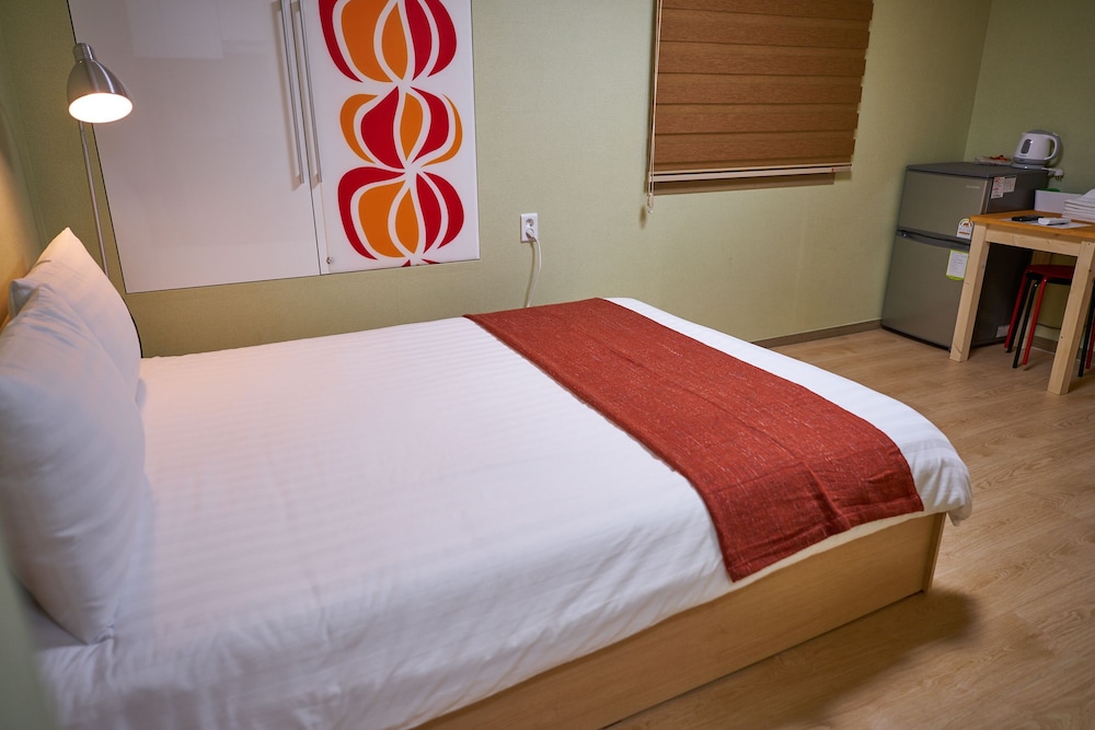 ROOM, DOUBLE BED