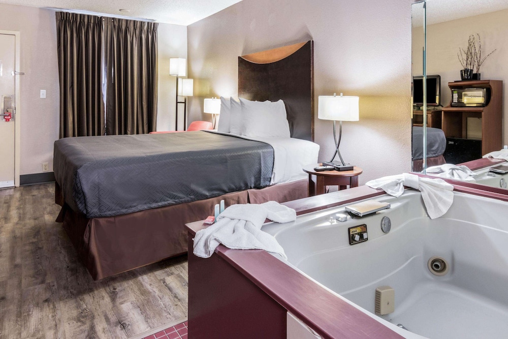 Econo Lodge Gainesville Downtown Area 21/33