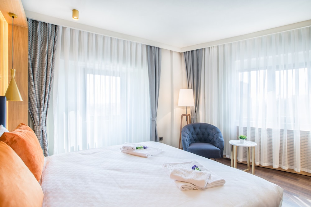 Signature Hotels & Spa 4/50