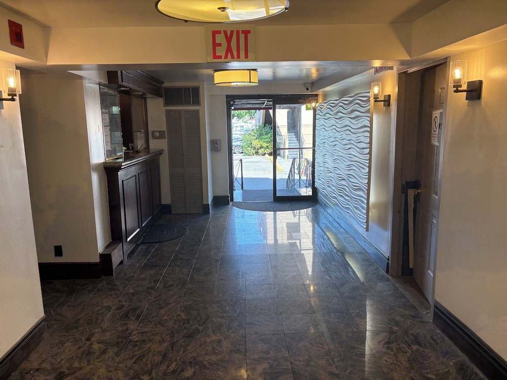 Airway Inn at LaGuardia 34/44