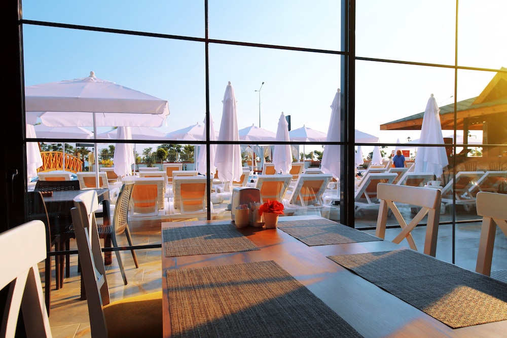 Sey Beach Hotel & Spa 34/50