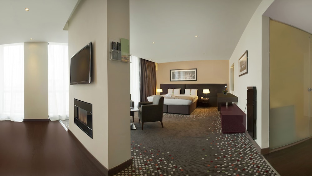HOLIDAY INN BRISTOL CITY CENTRE 30/55