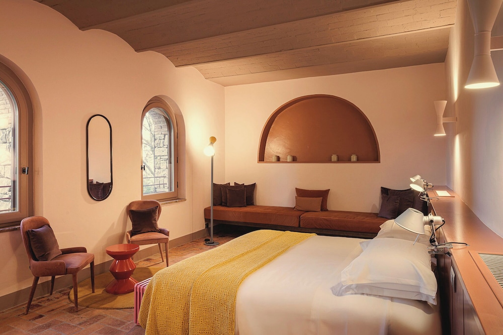 Panoramic, Double Bed, Hill View