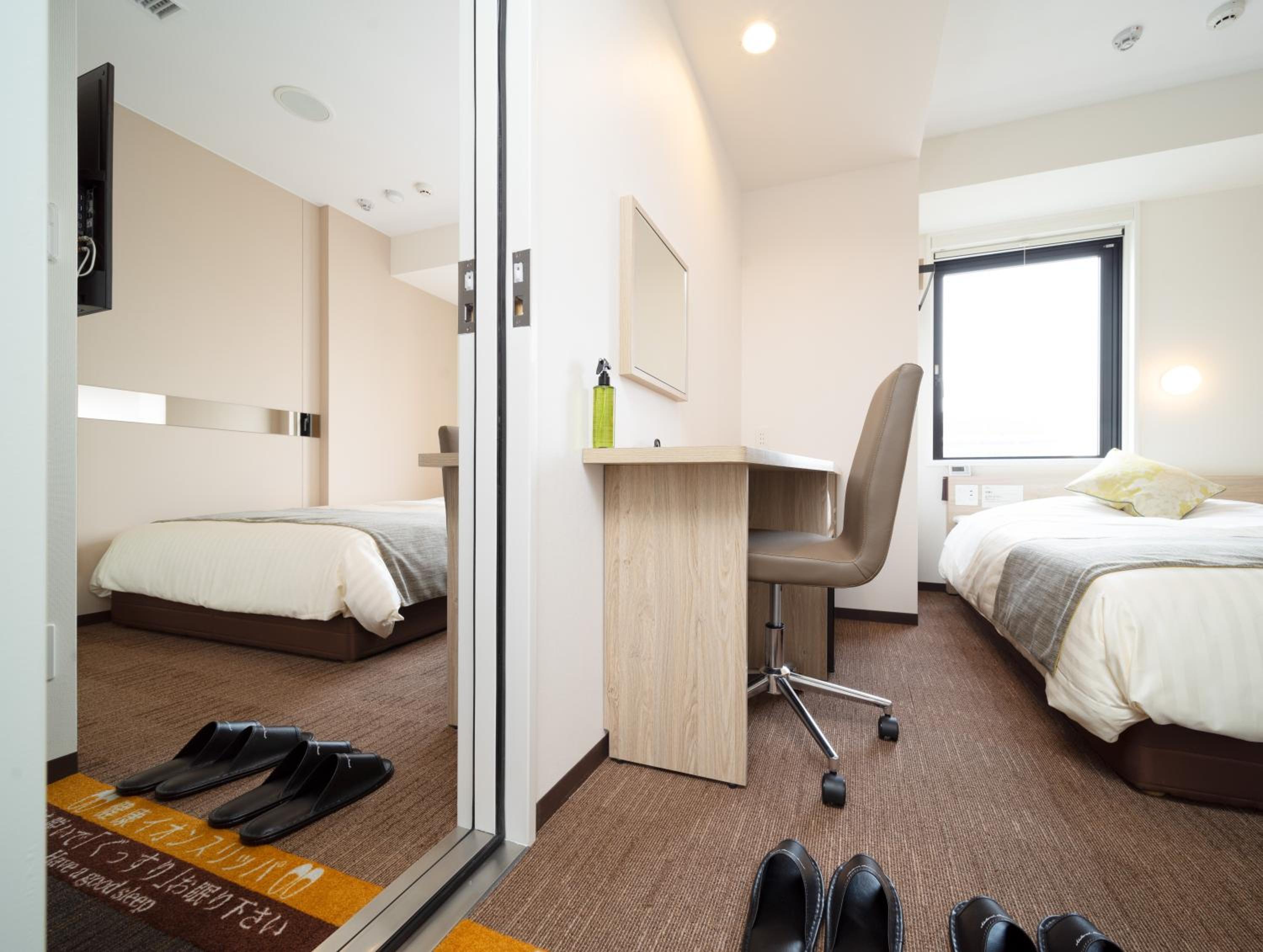 Connecting, Double Bed