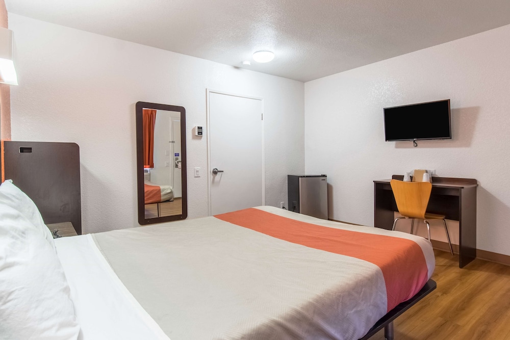 Motel6 Bakersfield, CA - Central 21/44