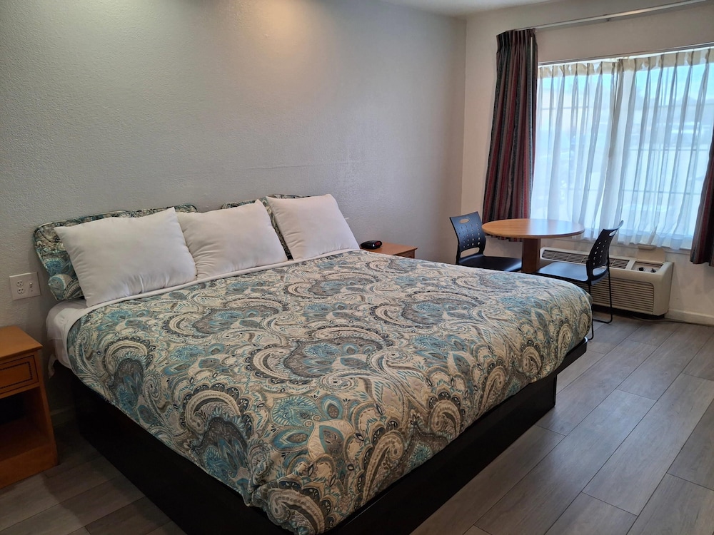 ROOM, KING BED, ACCESSIBLE