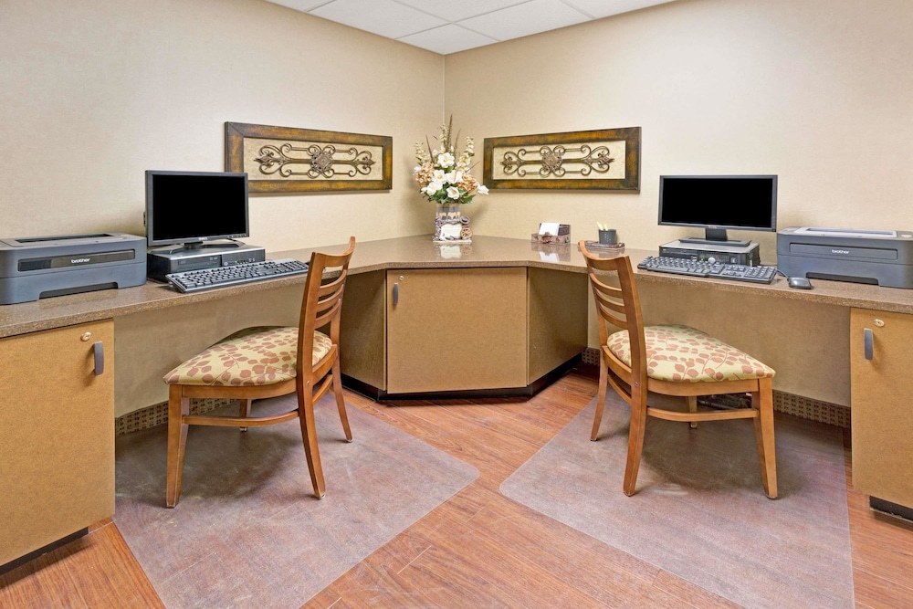 Days Inn by Wyndham Cheyenne 18/25