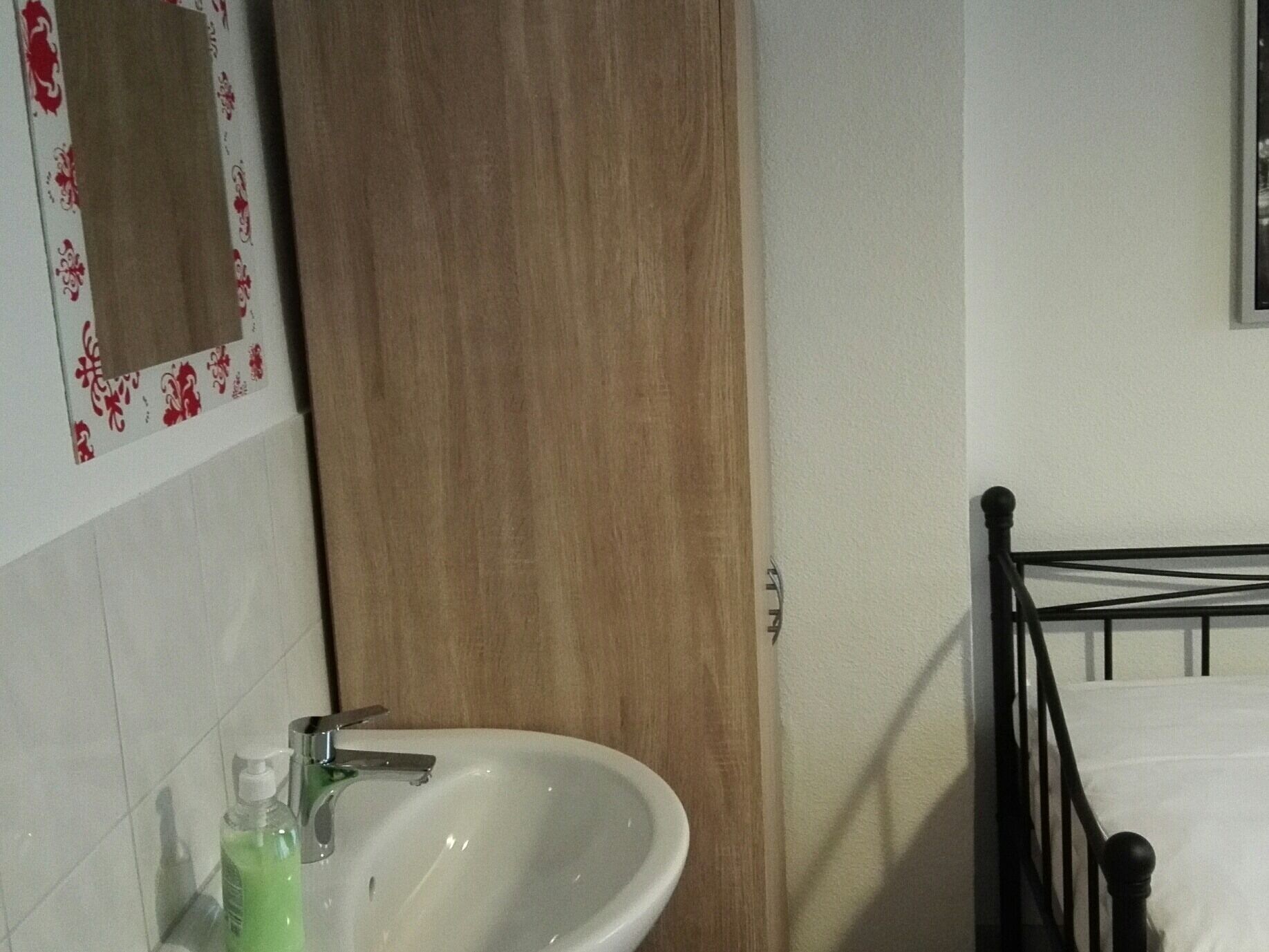 STANDARD, SINGLE, SHARED BATHROOM