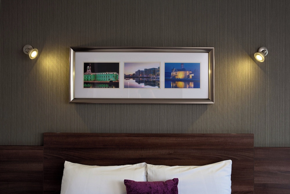 Standard, Twin Beds, Leonardo Hotel Cork 5/6