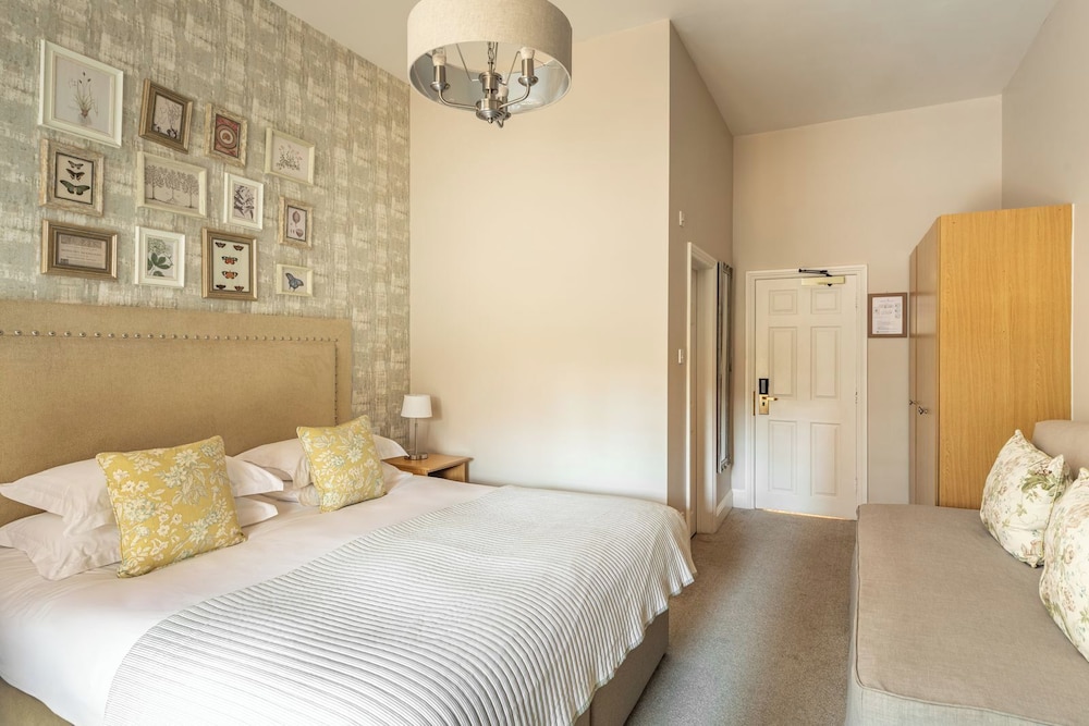 غرفة عائلية بسرير كينج مع أريكة، Bartley Lodge Hotel 6/10